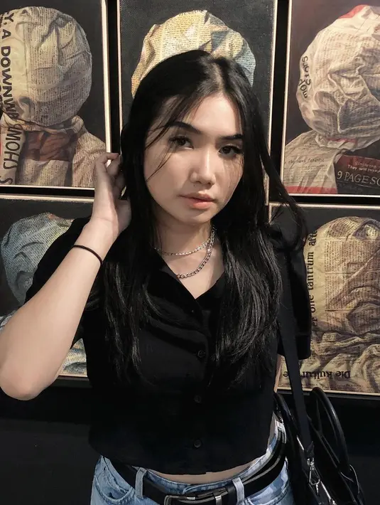 Pratama Arhan resmi menikah dengan Azizah Salsha, unggahan Marshella Aprilia pun menjadi sorotan. Dalam Story Instagramnya, Marshella unggah foto masa kecil bareng sang ayah dan momen saat ia menonton film. Bukan momennya yang menjadi sorotan, namun penggalan dialog "Pernahkah ini terjadi sebelumnya? Itu sangat menyakitkan” dalam film tersebut yang seakan menggambarkan suasana hatinya. (Liputan6.com/IG/@marshellaprilia)