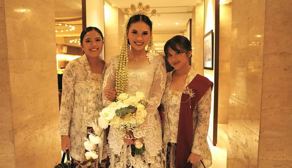 Adira terlihat bahagia dan bersemangat saat berpose bersama pengantin. Ekspresi wajahnya yang penuh keceriaan menunjukkan keakraban Adira dengan sahabatnya yang menikah. Kehadirannya sebagai bridesmaid pun semakin menambah semarak pesta pernikahan sahabatnya. (Liputan6.com/IG/@adirakania)