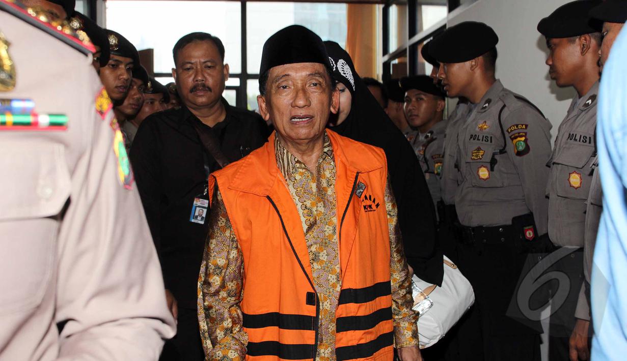 Fuad Amin Imron berjalan usai menjalani sidang di Pengadilan Tipikor, Jakarta, Rabu (13/5/2015). Fuad terlibat kasus dugaan suap jual beli pasokan gas alam di Gresik dan Gili Timur, Bangkalan. (Liputan6.com/Helmi Afandi)