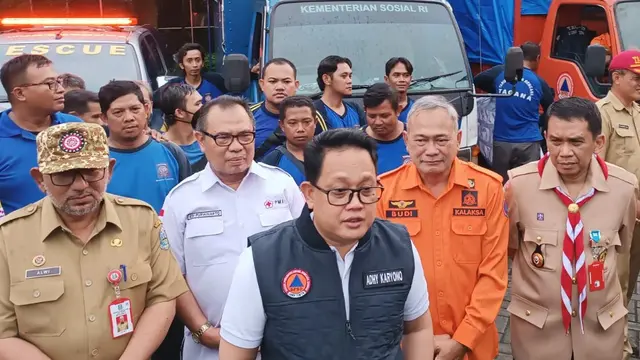 Sekda Provinsi Jatim, Adhy Karyono saat pemberangkatan tim Gempa Cianjur. (Dian Kurniawan/Liputan6.com)