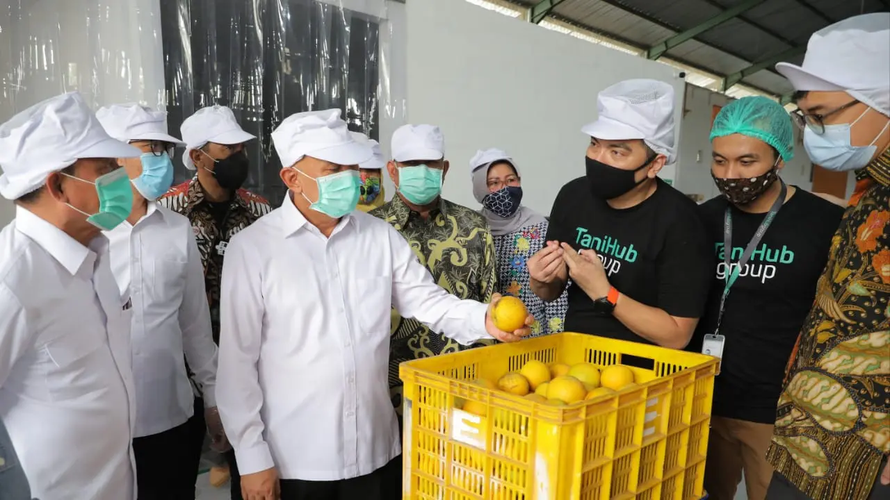 Menteri Koperasi dan UKM Teten Masduki mengunjungi PPC TaniHub, Kecamatan Pakisaji, Kabupaten Malang, Jumat (20/11/2020).