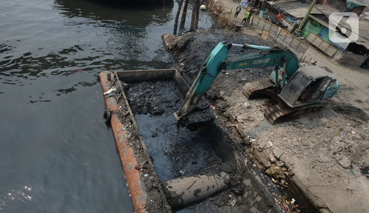 Alat berat mengangkat material endapan lumpur di Kampung Nelayan Cilincing, Jakarta Utara, Kamis (2/9/2021). Pengerukan dilakukan untuk mengurangi pendangkalan di muara teluk Jakarta serta penataan sandaran kapal-kapal tradisional. (merdeka.com/Imam Buhori)