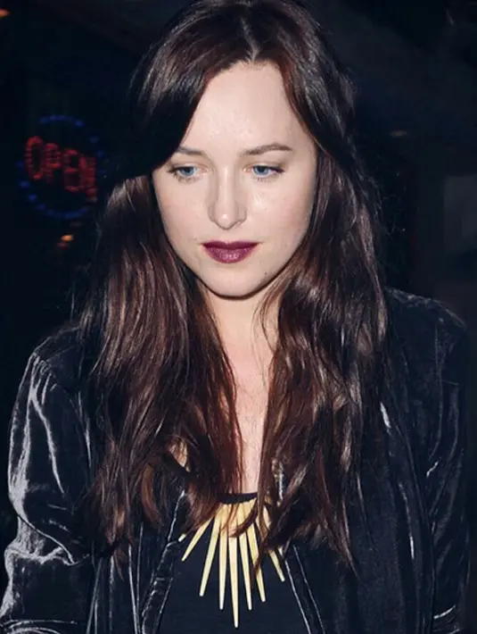 “Media sosial menurutku seperti mengeksploitasi diri sendiri. Aku pun merasa tak perlu memberikan informasi tentang diriku kepada orang yang tak aku kenal,” tambahnya. (Instagram/dakotajohnsons)