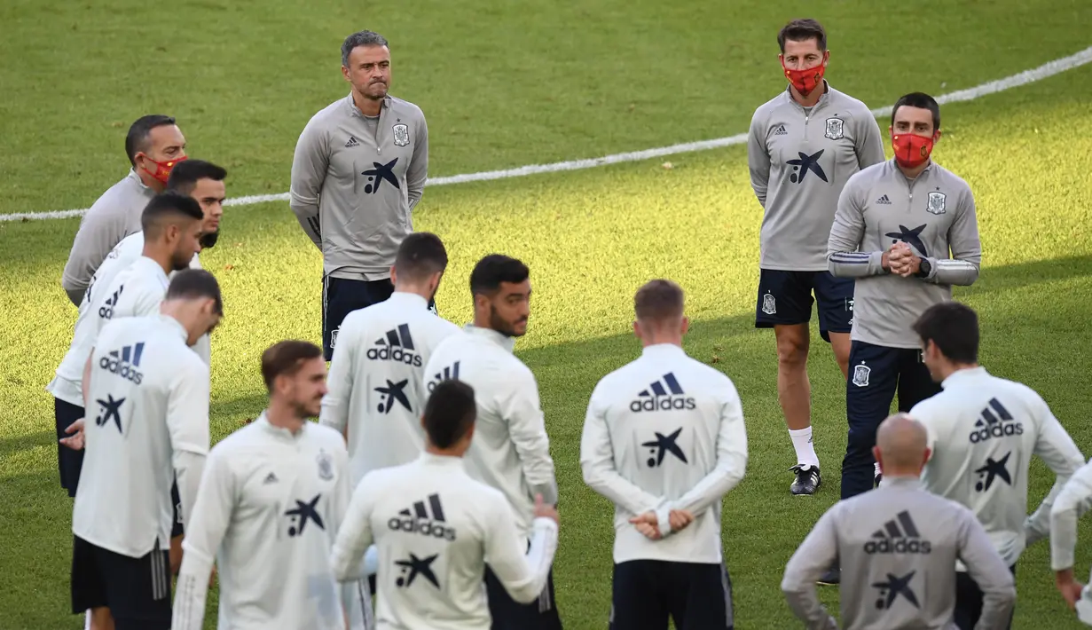 Pelatih Timnas Spanyol, Luis Enrique, memimpin sesi latihan jelang laga UEFA Nations League di Stuttgart, Jerman, Rabu (2/8/2020). Spanyol akan berhadapan dengan Jerman. (AFP/Thomas Kienzle)