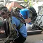 Manusia robot dari Bali menggerakkan tangan yang lumpuh dengan mesin. (Liputan6.com/Dewi Divianta)