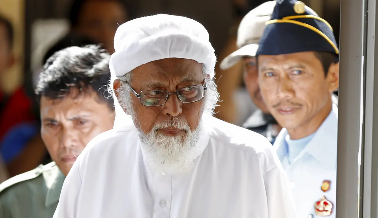 Abu Bakar Baasyir saat memasuki ruang sidang PN Cilacap, Jawa Tengah, Selasa (12/1). Sebelumnya, PN Jakarta Selatan menjatuhkan vonis 15 tahun penjara kepada Abu Bakar Ba'asyir. (REUTERS/Darren Whiteside)