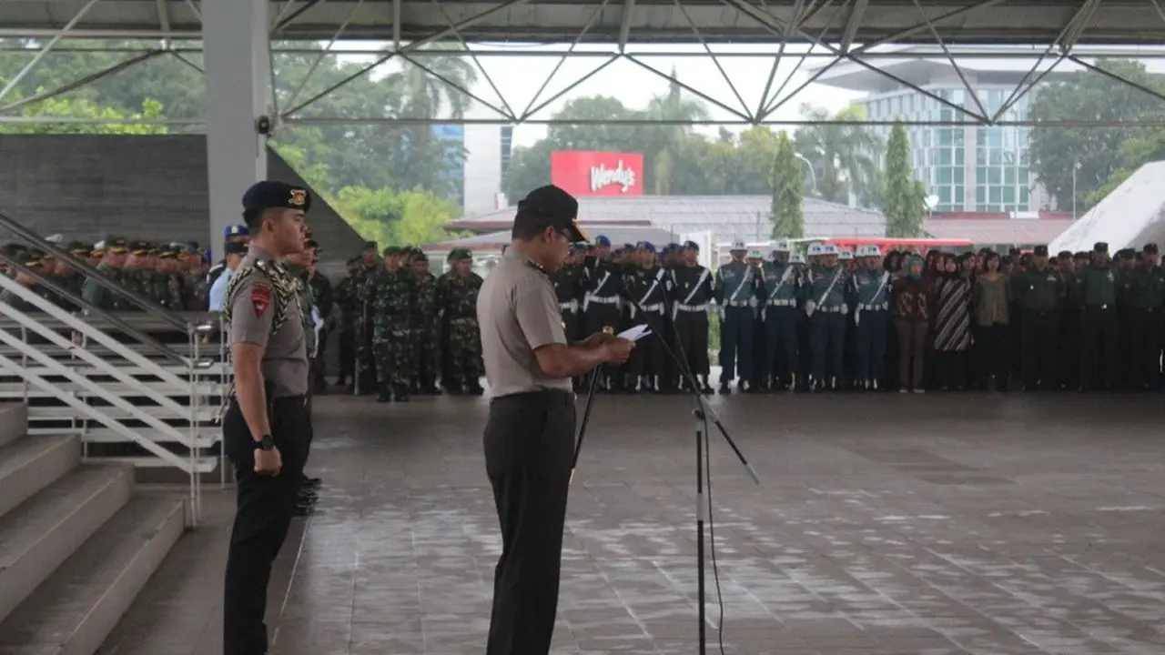 Kapolda Sulsel Irjen Pol Umar Septono saat beri sambutan dalam apel gelar pasukan di Lapangan Karebosi Makassar (Liputan6.com/ Eka Hakim)