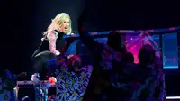 Lady Gaga, belakangan sedang menjalani proses pegobatan dan istirahat total akibat sakit yang dideritanya. Namun baru-baru ini, ia sepertinya sudah mulai tampil lagi di atas panggung untuk memanjakan para penggemarnya. (AFP/Jason Merritt)