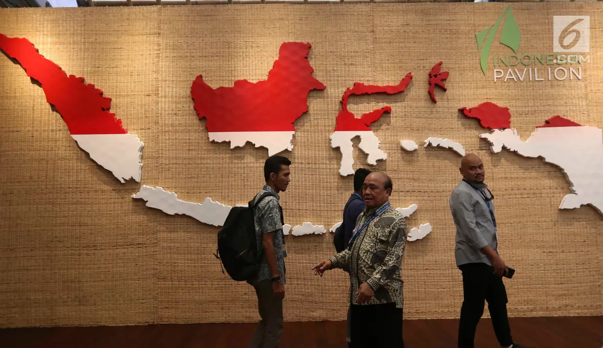 Pengunjung melihat pameran Paviliun Indonesia yang digelar saat pertemuan IMF-Bank Dunia di Bali, Senin (8/10). Paviliun Indonesia juga menampilkan kerajinan tangan khas Tanah Air, termasuk batik. (Liputan6.com/Angga Yuniar)