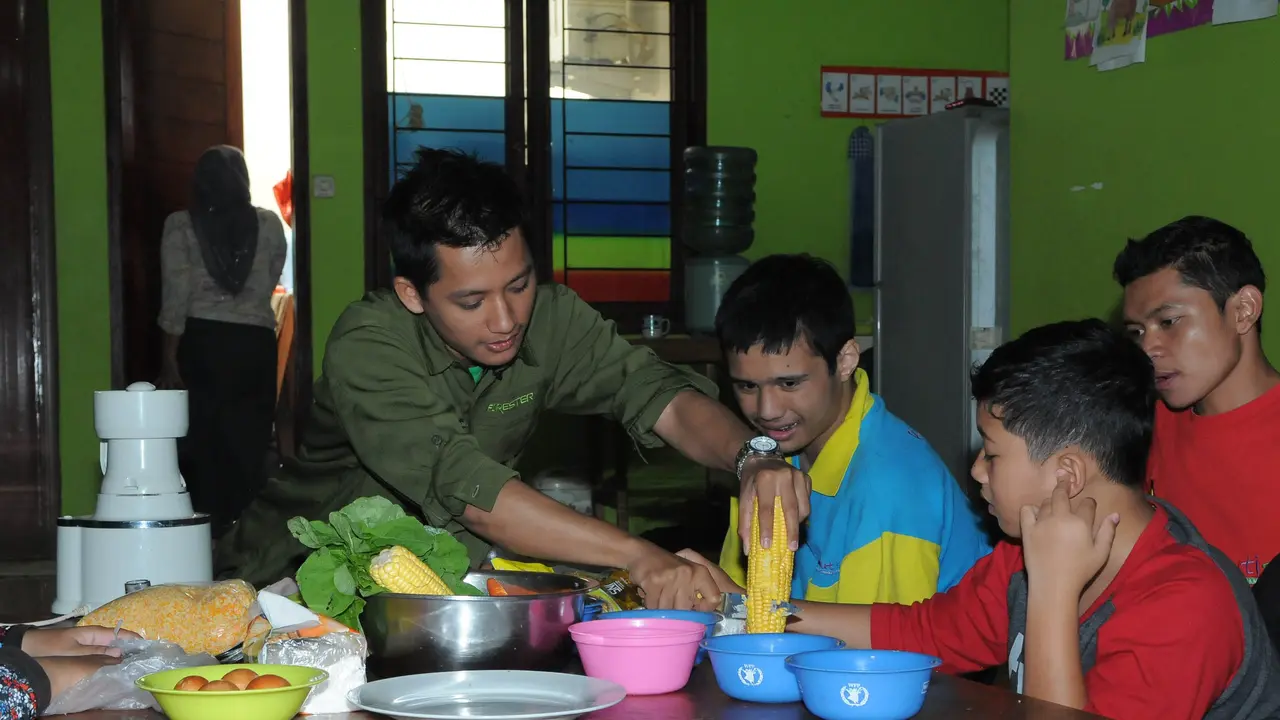 Serunya Anak-anak di Rumah Autis Bekasi Memasak