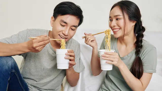 Ilustrasi makan mi instan