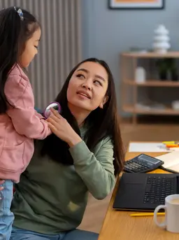 Pada tahap tumbuh kembang, anak sangat sensitif terhadap kata-kata yang mereka dengar. Afirmasi positif yang terdengar sederhana ternyata dapat membantu membentuk cara mereka memandang diri sendiri dan menilai kemampuan mereka. (foto/dok: freepik)