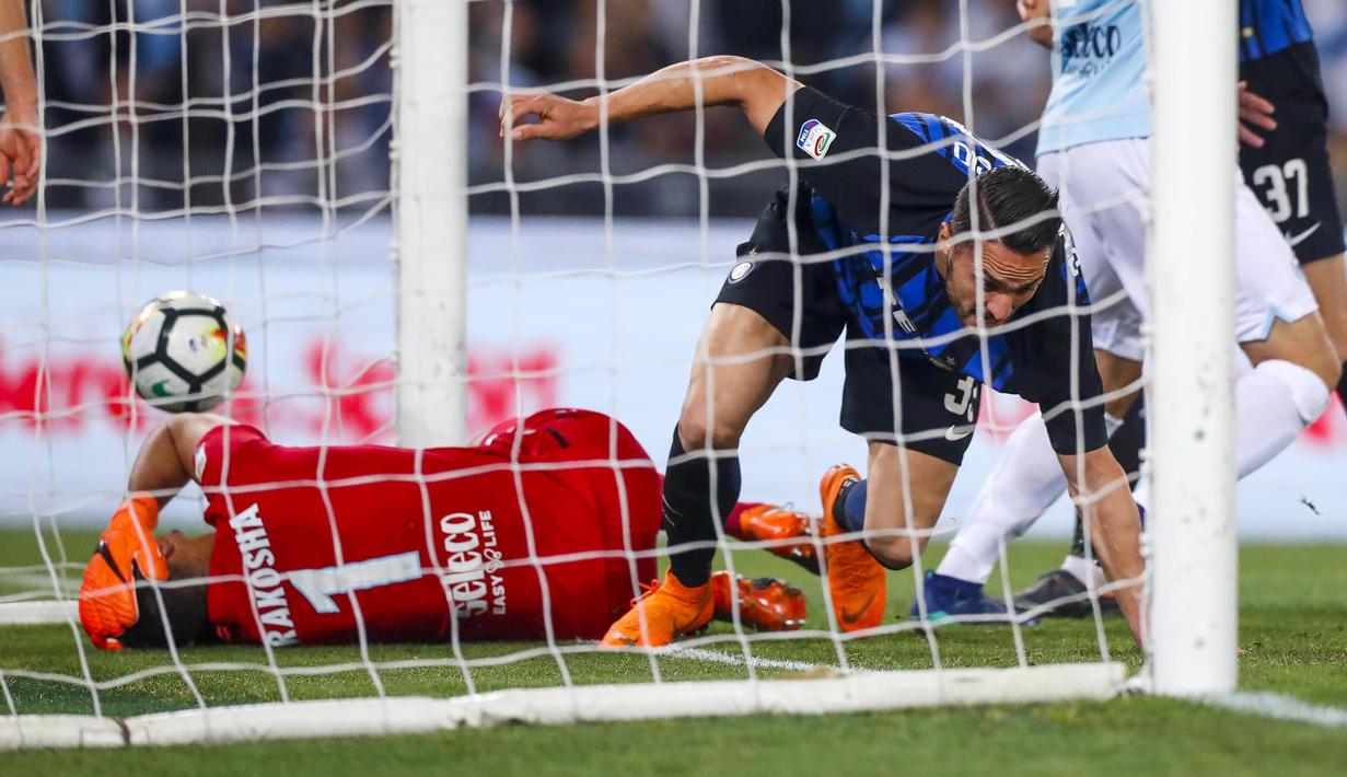 Proses terjadinya gol yang dicetak bek Inter Milan, Danilo D'Ambrosio, ke gawang Lazio pada laga Serie A Italia di Stadion Olimpico, Roma, Minggu (20/5/2018). Lazio kalah 2-3 dari Inter. (AP/Angelo Carconi)