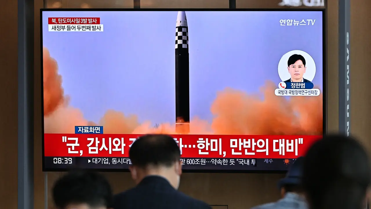FOTO: Korea Utara Tembakkan 3 Rudal Balistik ke Arah Laut Jepang