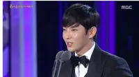 Aktor tampan Korea Selatan berhasil meraoh penghargaan di Seoul International Drama Awards 2015.