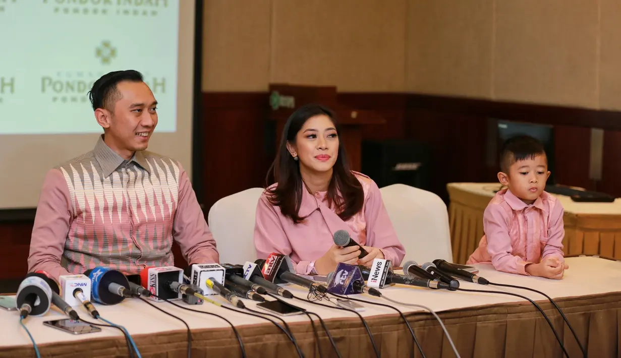 "Alhamdulillah telah lahir putri kami, anak ketiga kami, lahir secara normal dan lancar , sehat ibu dan bayi nya, beratnya 3590 gr, panjang 48 cm,"  ungkap Edhie Baskoro pada Selasa (2/1/2018) di Rumah Sakit Pondok Indah. (Adrian Putra/Bintang.com)