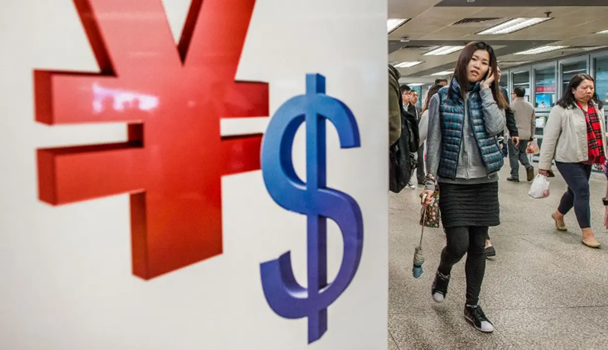 Seorang wanita melewati simbol yuan Cina dan dolar AS di Hong Kong. Foto diambil pada 28 November 2012. Langkah Bank Sentral China pada 11 Agustus 2015 menurunkan nilai tukar yuan terhadap dolar AS langsung membuat pelaku pasar ketakutan. (AFP PHOTO)