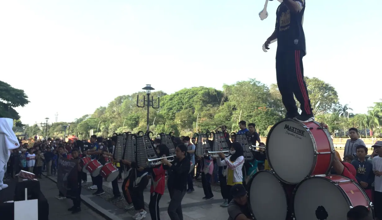 Maskot Piala Dunia 2022, La'eeb bersama marching band FKPPI Banjarmasin saat menghibur warga di CFD Menara Pandang di kota Banjarmasin. Minggu (30/10/2022) pagi. Kedatangan La'eeb ini disambut antusias oleh pengunjung dan pedagang. Dia menjadi buruan warga untuk berfoto. (FOTO: Dok. SCM)