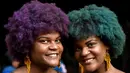 Senyum dua wanita saat mengikuti kontes menata rambut Afro ke-13 "Tejiendo Esperanzas" (Weaving Hopes), Cali, Kolombia, (2/6). Kontes ini untuk menghidupkan kembali kebiasaan, identitas dan budaya Afrika di Kolombia.  (AFP Photo/Luis Robayo)