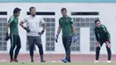 Kiper Timnas Indonesia saat mengikuti sesi latihan di Stadion Wibawa Mukti, Jawa Barat, Minggu (4/11). Latihan ini merupakan persiapan jelang Piala AFF 2018. (Bola.com/M Iqbal Ichsan)