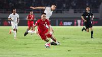 Pemain Timnas Indonesia, Marselino Ferdinan terjatuh saat berebut bola dengan&nbsp;pemain Filipina pada laga Grup B Piala AFF 2024 yang berlangsung di Stadion Manahan, Solo, Jawa Tengah, Sabtu (21/12/2024). (Bola.com/Abdul Aziz)