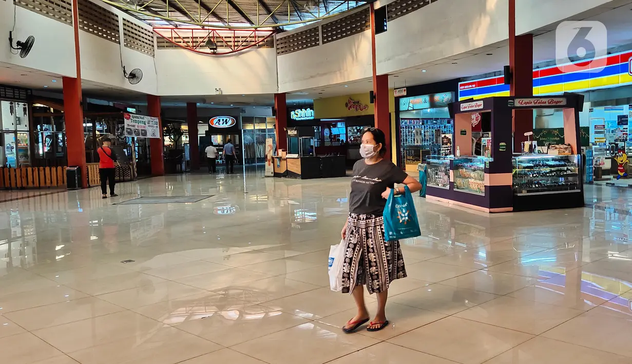 Aktivitas pengunjung di Rest Area Km 13,5 di Tol Tangerang, Banten, Selasa (19/5/2020). Jelang Lebaran 2020, PT Jasamarga Related Business (JMRB) menerapkan PSBB di semua rest area yang dikelolanya dengan membatasi waktu singgah pengunjung maksimal 30 menit. (Liputan6.com/Angga Yuniar)