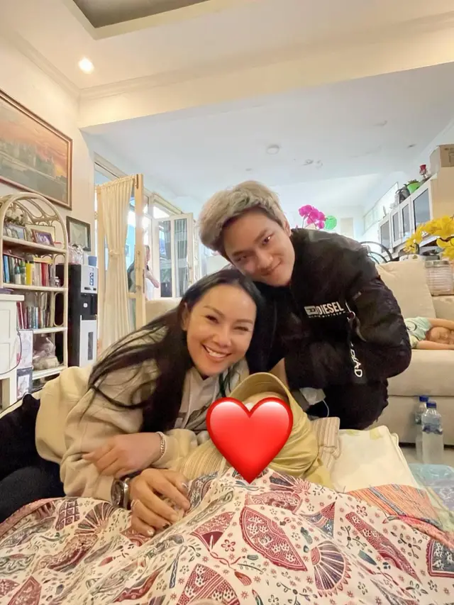 Erlan Wardhania, ibunda Kalina Oktarani dijenguk Azka Corbuzier. (Foto: Dok. Instagram @kalinaocktaranny)