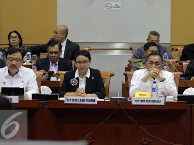 Dari kiri Kepala BIN Budi Gunawan, Menlu Retno L.P. Marsudi dan Menteri Pertahanan Ryamizard Ryacudu dan Panglima TNI Jenderal Gatot Nurmantyo mengikuti rapat kerja dengan Komisi I DPR RI di Senayan, Jakarta, Kamis (26/1). (Liputan6.com/JohanTallo)