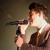 Belum lama ini, Harry Styles muncul dengan kabar terbaru soal asmaranya. Lama tak tersiar menggandeng seorang kekasih, dua bulan lalu Harry disiarkan berpacaran dengan Tess Ward. Namun, bagaimana kabarnya hari ini? (AFP/Bintang.com)