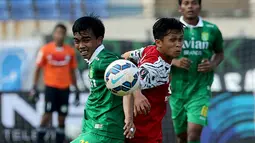 Aksi Fatchurochman (kiri), pemain Persebaya Surabaya saat melawanMaratapura FC dalam turnamen Piala Presiden 2015 di Stadion Si Jalak Harupat, Bandung, Rabu (2/9/2015). (Bola.com/Peksi Cahyo)