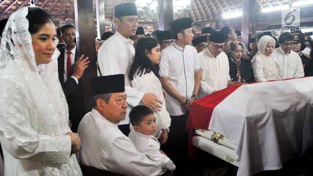 Tangis SBY, AHY, dan Ibas di Persemayaman Ani Yudhoyono