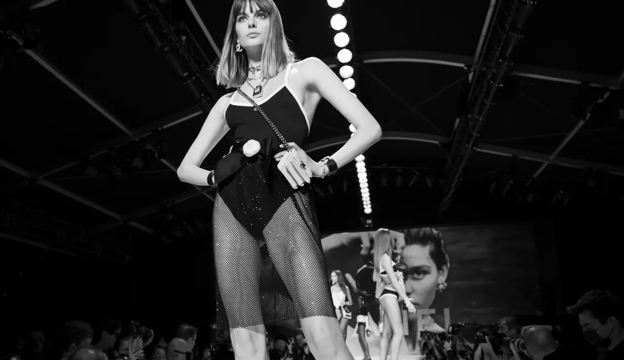 Sedangkan untuk koleksi ini, Chanel memanggil seorang fotografer untuk memberikan apresiasi terhadap cara mereka melihat brand ini. Duo Inez dan Vinoodh telah mendukung dan menginspirasi Virginie Viard dalam menciptakan koleksi terbaru Chanel ini. Foto: Document/Chanel.