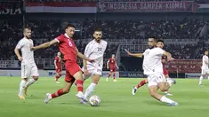 Pemain Timnas Indonesia, Ivar Jenner (kedua kiri), mengontrol bola dibayangi pemain Palestina, Samer S S Jondi (kanan) dalam pertandingan FIFA Matchday yang berlangsung di Gelora Bung Tomo, Rabu (14/6/2023). (Bola.com/Aditya Wany)