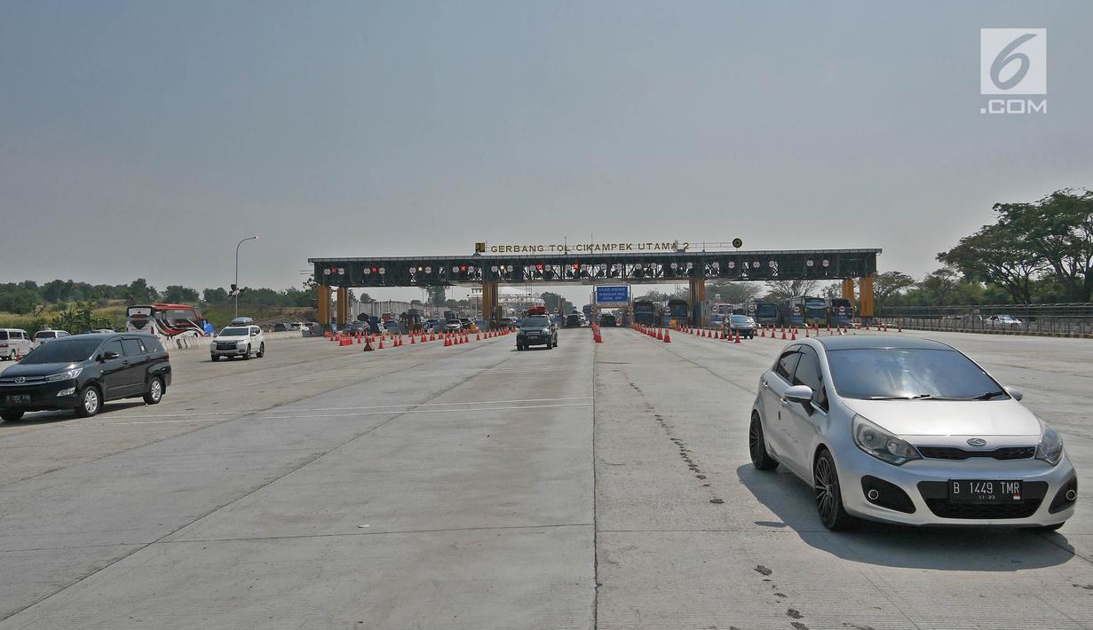 Kendaraan melintas di ruas tol yg diberlakukan one way setelah Gerbang Tol Cikampek Utama, Jawa Barat, Kamis (30/5/2019). Pengaturan arus lalulintas satu arah  diberlakukan hari ini dari jam 09.00 sampai 21.00 WIB. (Liputan6.com/Herman Zakharia)