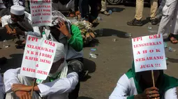 Massa FPI bersama GMJ melakukan aksi di depan Gedung DPRD DKI Jakarta, (1/6/2015). Mereka menuntut  Gubernur DKI Jakarta, Basuki Tjahaja Purnama alias Ahok untuk lengser dari jabatannya. (Liputan6.com/JohanTallo)
