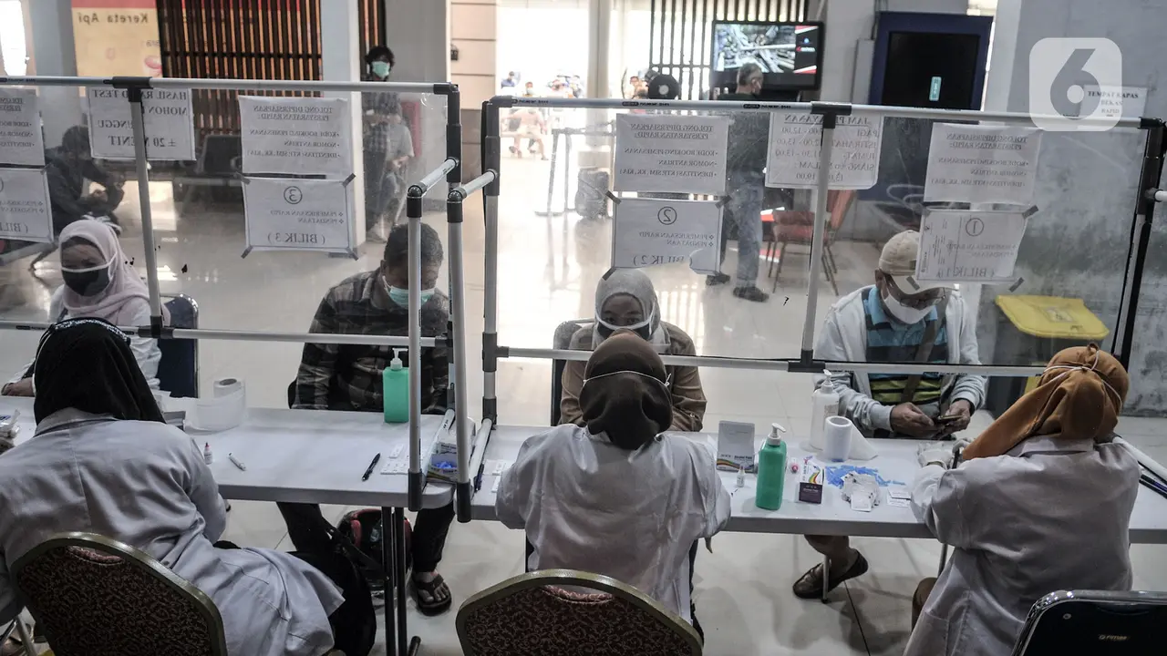 FOTO: Libur Panjang, Antrean Rapid Test Penumpang KAI Melonjak