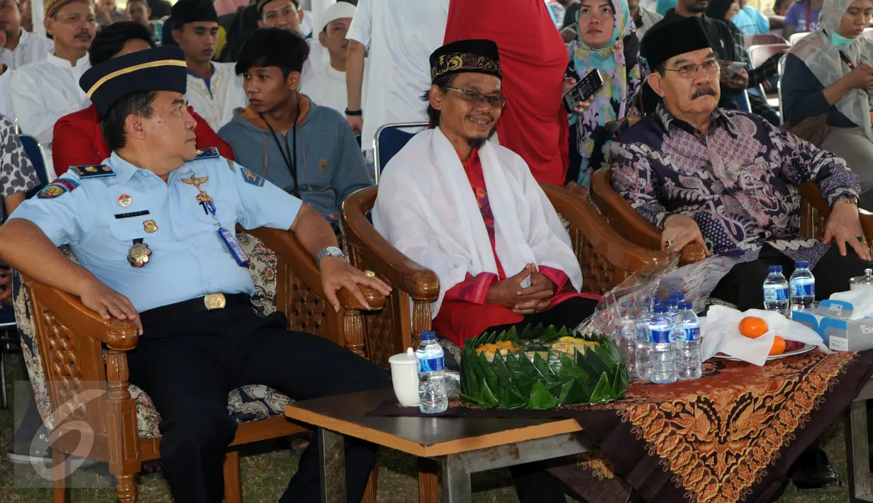 Mantan Ketua KPK Antasari Azhar (kanan) bersama Ustaz Cepot dan Kalapas Kelas I Tangerang Arpan saat mengikuti acara syukuran perpisahan Antasari Azhar di Lapas Klas I Tangerang, Selasa (8/11). (Liputan6.com/Helmi Afandi)