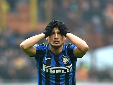 Penyerang Inter Milan, Adam Ljajic, tampak kecewa usai takluk dari Sassuolo 0-1 pada laga Serie A di Stadion San Siro, Italia, Minggu (10/1/2016). Gol tunggal Sassuolo dicetak melalui penalti pada menit ke-90+5. (AFP/Alberto Pizzoli)