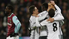 Para pemain Manchester United (MU) merayakan gol yang dicetak Zlatan Ibrahimovic ke gawang West Ham pada laga Liga Inggris di Stadion London, Inggris, Senin (2/1/2017). MU Menang 2-0 atas West Ham. (AFP/Adrian Dennis)