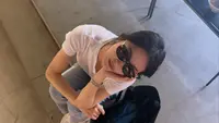 Gaya Terbaru Song Hye Kyo, Effortless dengan Kaos Putih dan Jeans