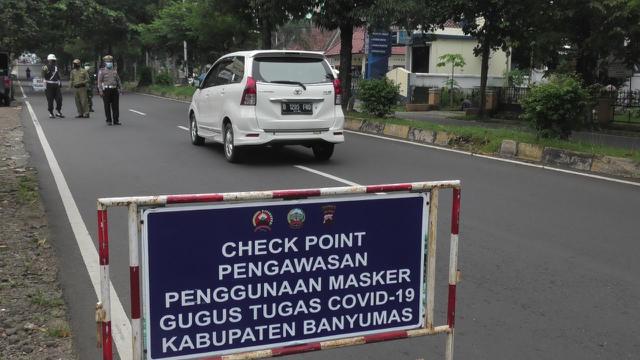 Cek poin pemeriksaan pengguna jalan di Purwokerto, termasuk kewajiban penggunaan masker. (Foto: Liputan6.com/Humas Pemkab Banyumas)