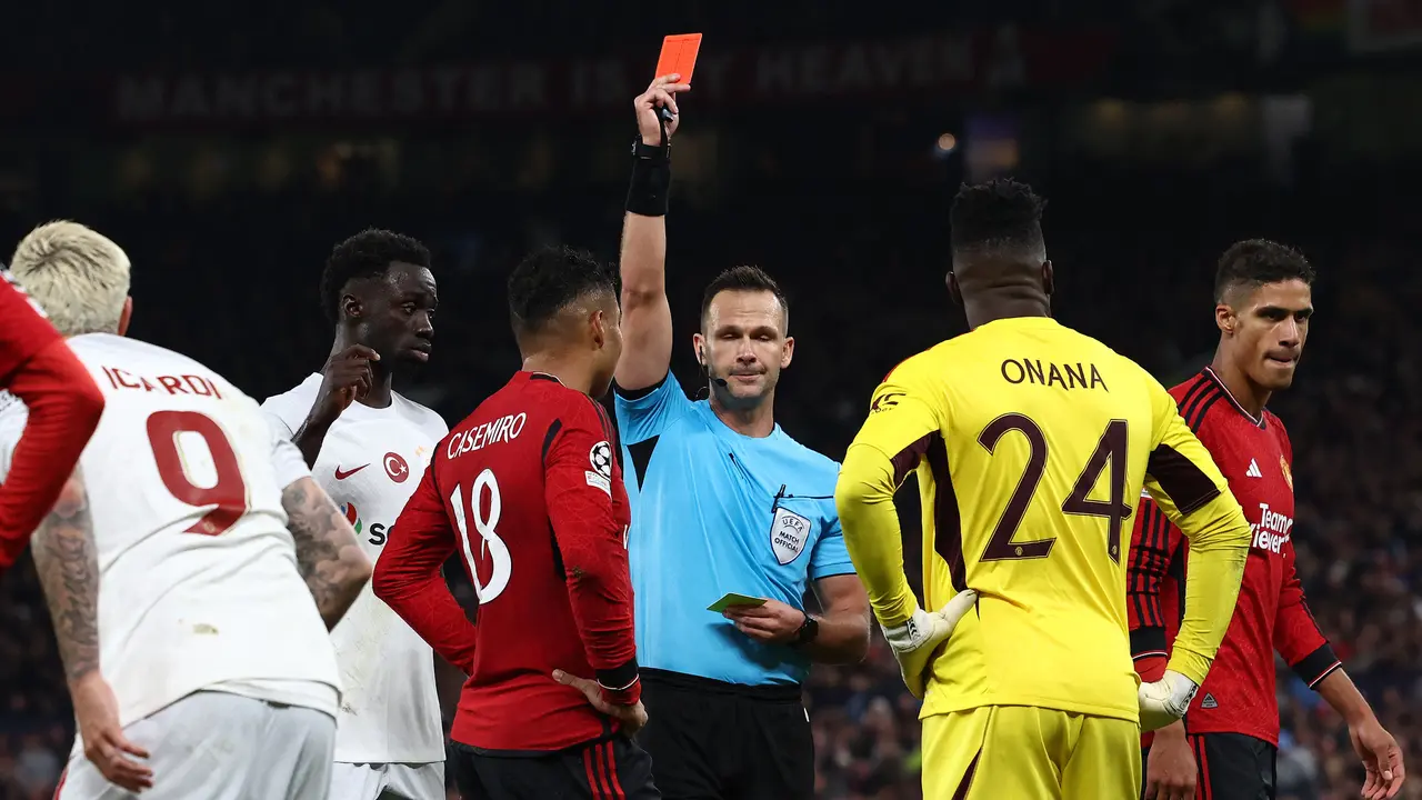 Foto: Andre Onana Buat Ulah Casemiro yang Kena Kartu Merah, MU pun Kalah