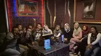 Para pengunjung karaoke keluarga di Palembang menikmati fasilitas bernyanyi bersama (Liputan6.com / Nefri Inge)