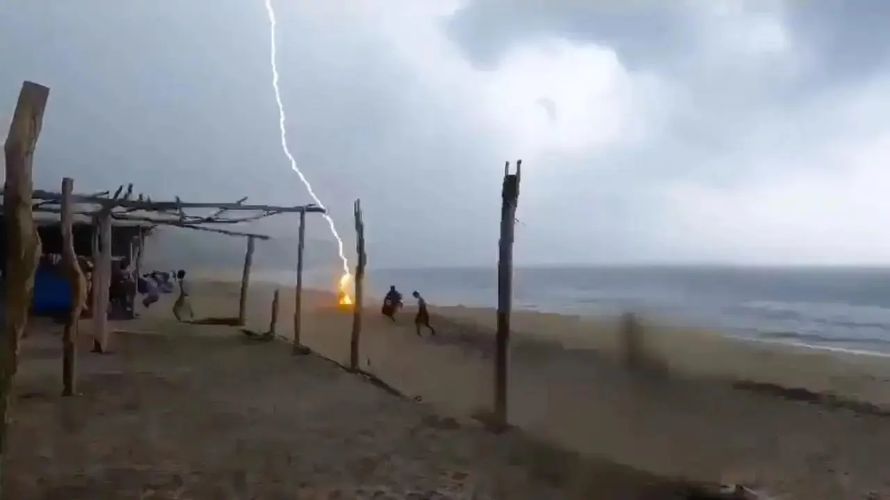 Momen Mengerikan Turis dan Pedagang Tewas Tersambar Petir di Pantai Meksiko