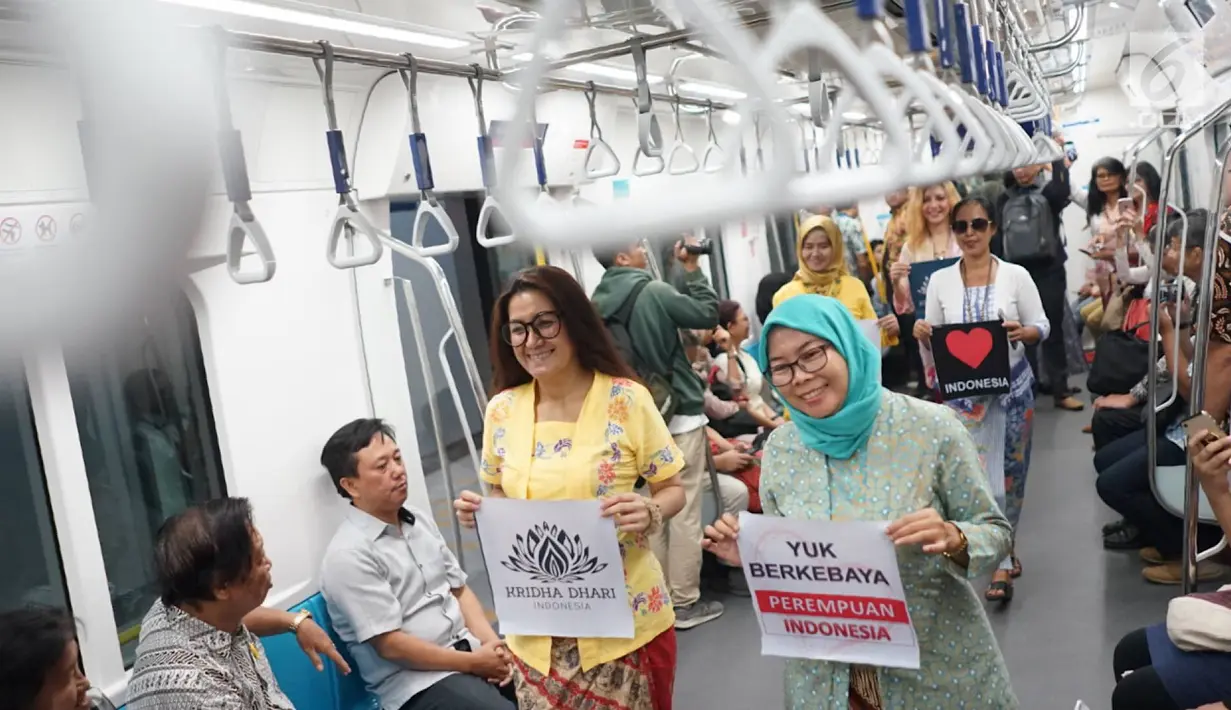 Wanita yang tergabung dalam Gerakan Nasional #SelasaBerkebaya melakukan kampanye berkebaya di Stasiun MRT Dukuh Atas, Jakarta, Selasa (25/6/2019). Kegiatan kampanye tersebut untuk mengembalikan jati diri bangsa Indonesia dengan berkebaya di setiap hari Selasa. (Liputan6.com/Immanuel Antonius)