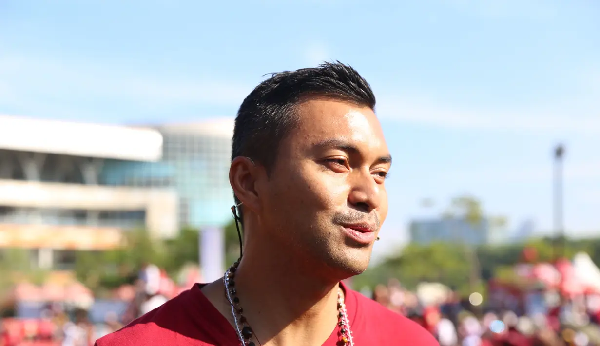 "Beberapa gerakan yoga juga bermanfaat untuk melancarkan aliran darah terutama ke wajah," kata Anjasmara di acara Diva Beauty Yoga Campaign, kawasan Bintaro, Tangerang Selatan, Minggu (30/4). (Adrian Putra/Bintang.com)