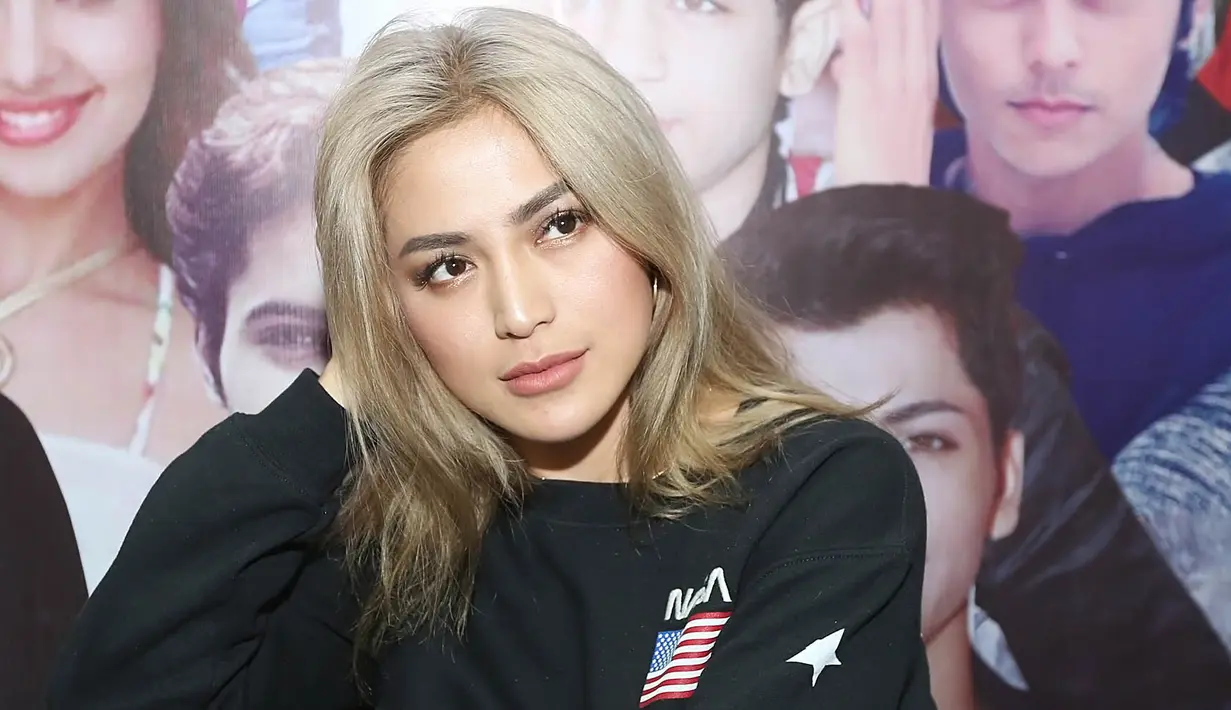 Terinspirasi dengan gaya rambut  Kylie Jenner, Jessica Iskandar kini tampil dengan rambut panjang berwarna kuning terang (Bambang E.Ros/Bintang.com)