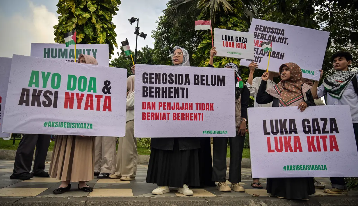 Para aktivis menggelar unjuk rasa menentang pencegatan kapal-kapal yang berpartisipasi dalam armada Global Sumud Flotilla (GSF), sebuah misi bantuan kemanusiaan ke Gaza melalui jalur laut, di Surabaya, Jawa Timur pada Kamis 21 Mei 2026. (JUNI KRISWANTO/AFP)