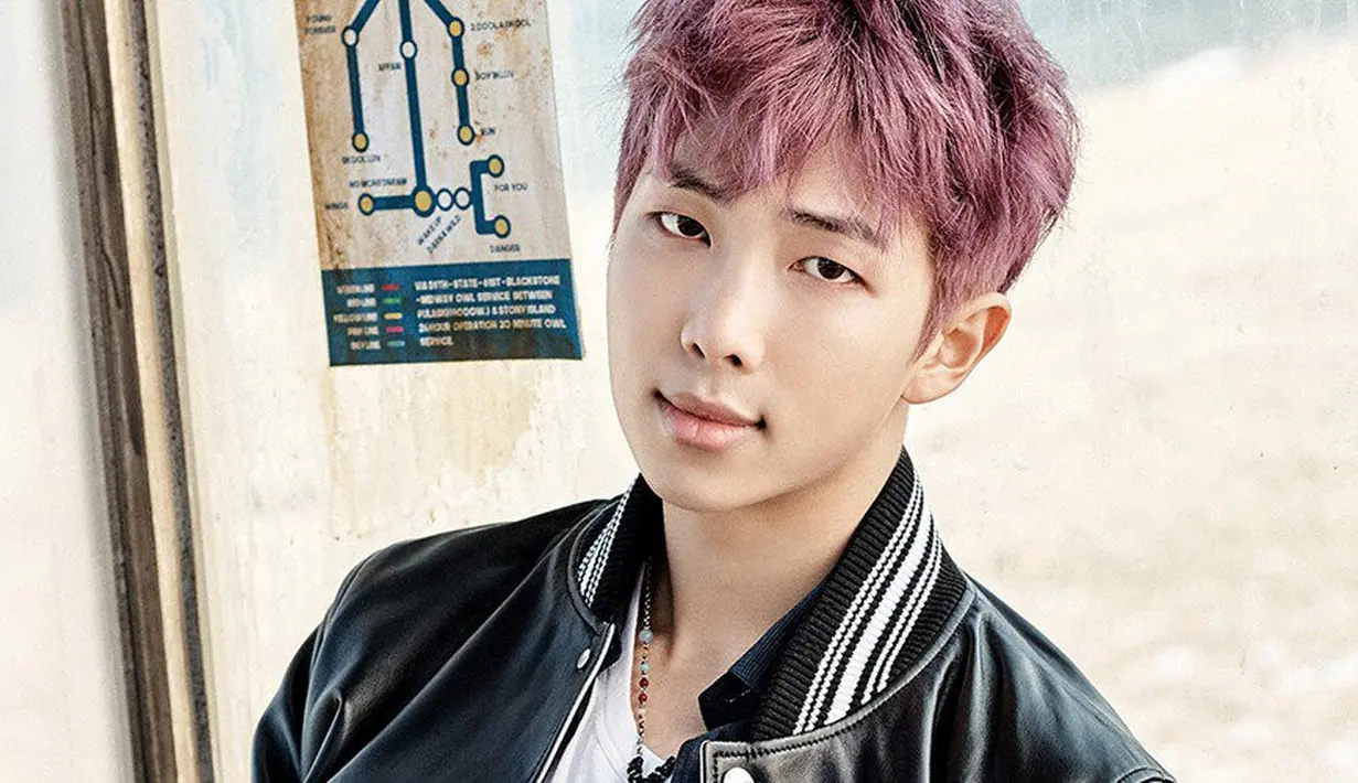 Seakan tidak ingin para penggemarnya khawatir, RM pun memberikan kabar terbarunya setelah menjalani operasi. Melalui akun resmi BTS, @bts_twt, ia menceritakan kondisinya. (Foto: Allkpop.com)