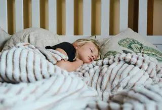 Ngompol adalah hal wajar pada anak kecil, tapi jika berlangsung terlalu lama, bisa jadi tanda perlu perhatian khusus. (Foto: Richard Stachmann/Unsplash)